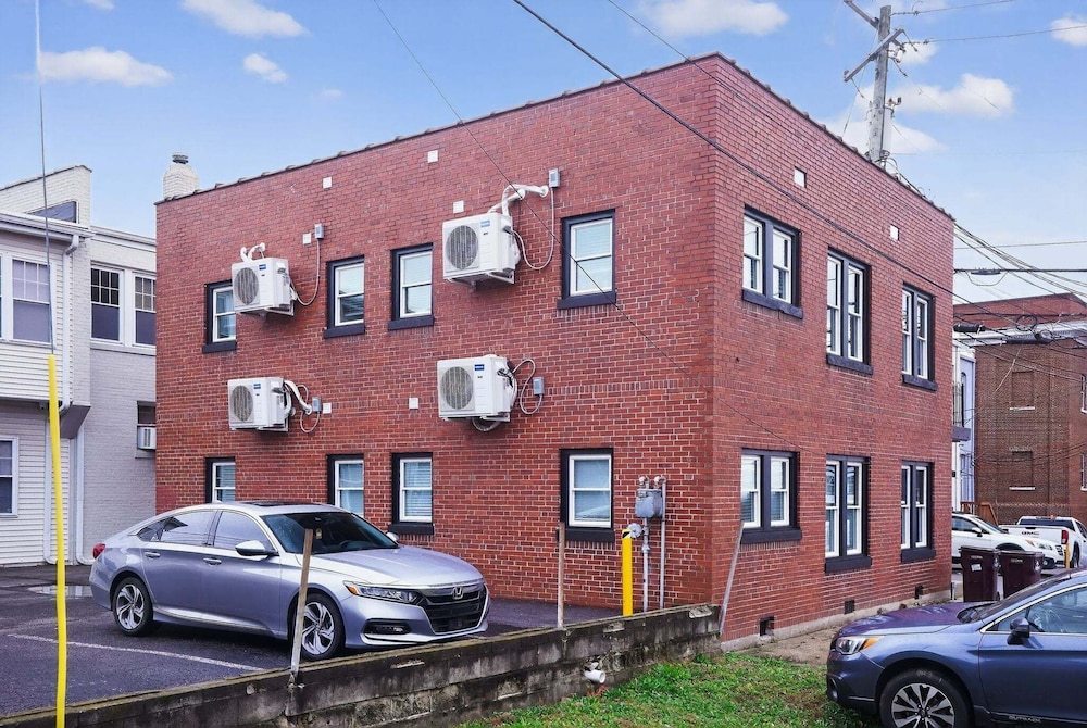 Mid Century Escape, Columbia House Unit C 1 Bedroom Apts