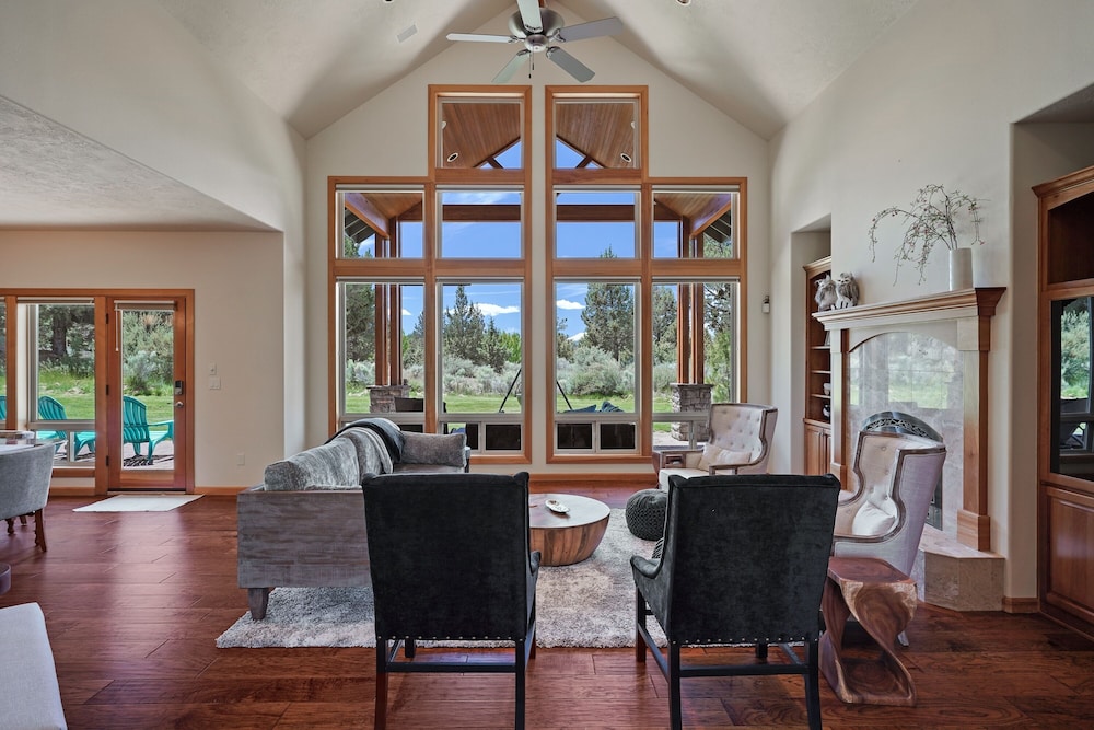 Family-Friendly Dara Oaks Home with Private Hot Tub and BBQ on the Deck by RedAwning