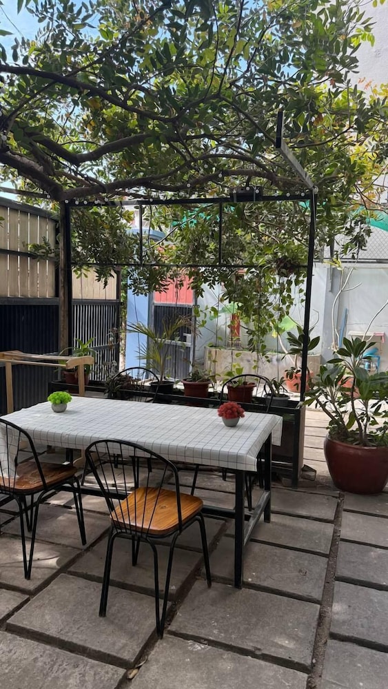 Amora De Cafe & Guest House
