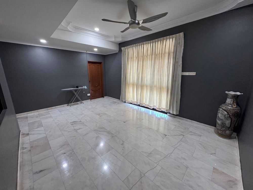 Cozy Johor Bahru Home With Family Room and Unblock Balcony View