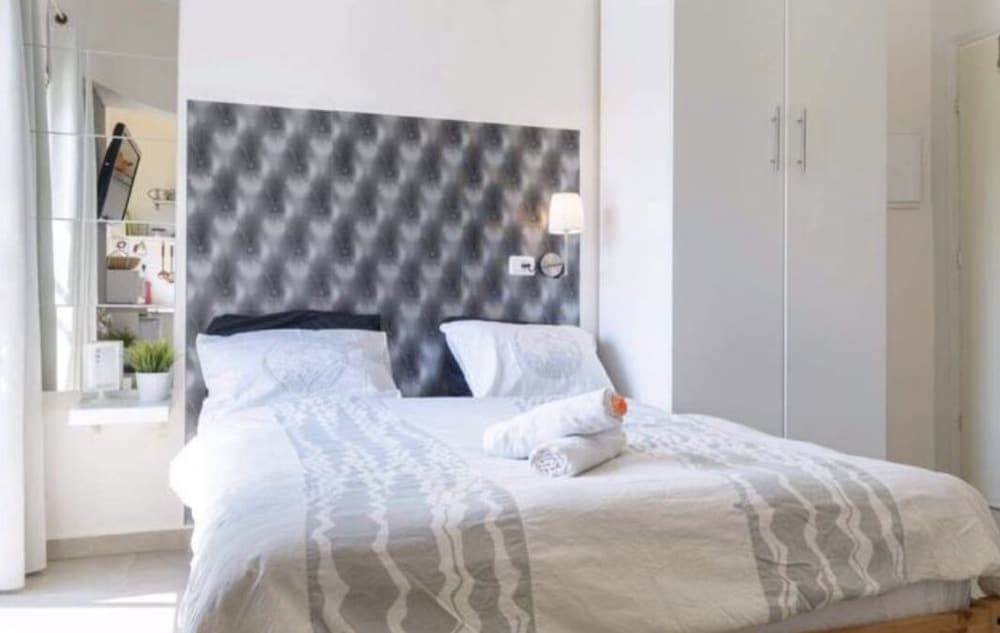 Luxury studio with balcony and parking view 3