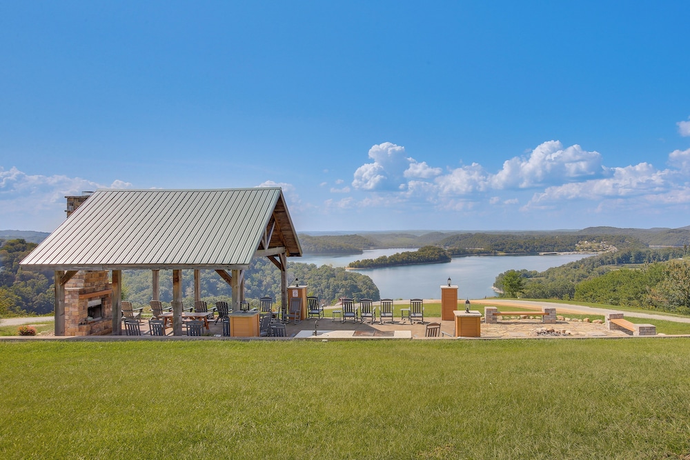 Dale Hollow Lake Views & Hot Tub: Tennessee Escape