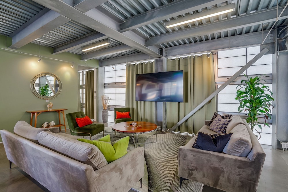 Modern Penthouse in Venice Beach-the Steel Rose-