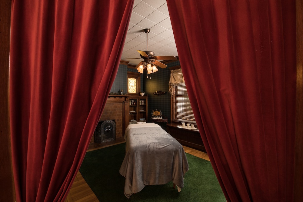Honeybee Inn Bed & Breakfast