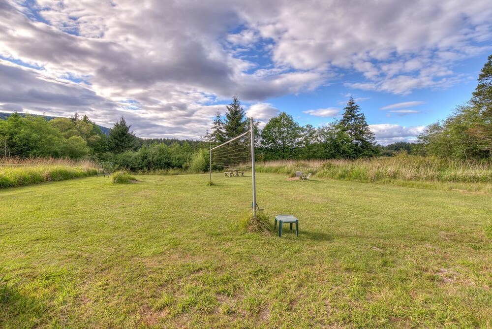 The Cedar Field Vacation House