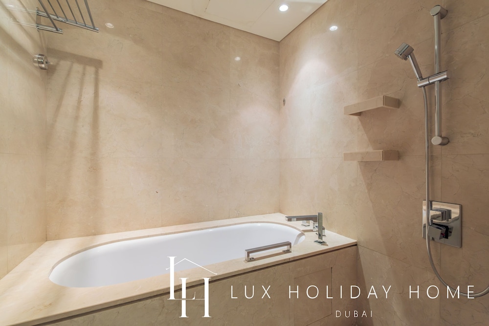 LUX The JW Marina Suite 4