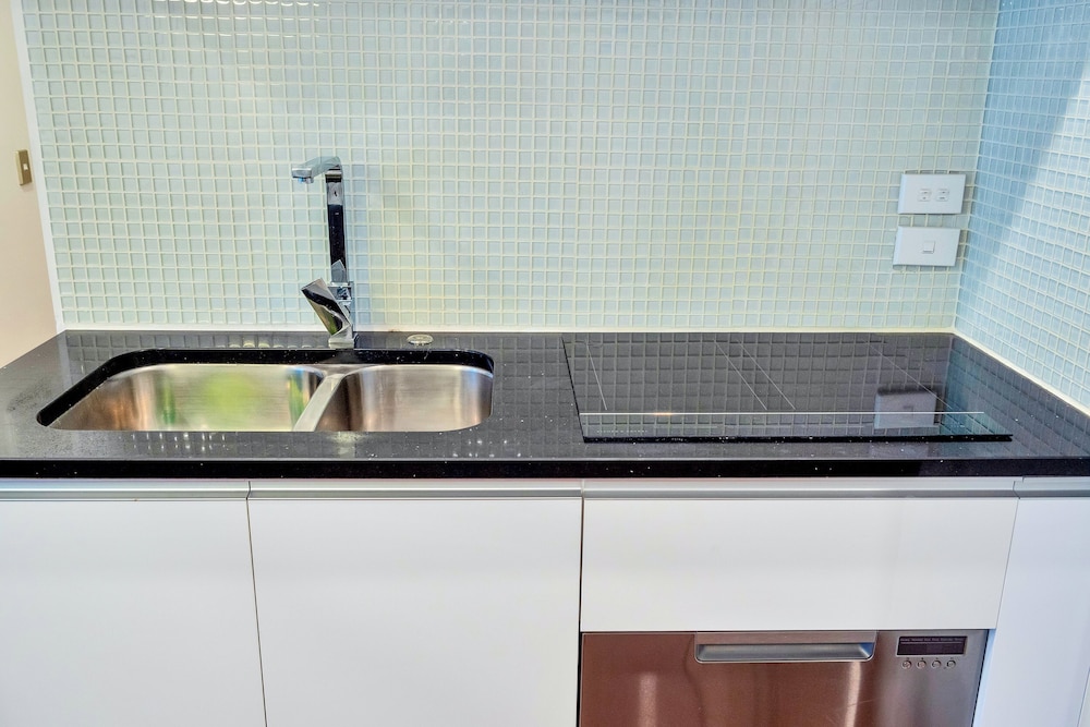 Spacious 2 Bedroom CBD Apt view 5