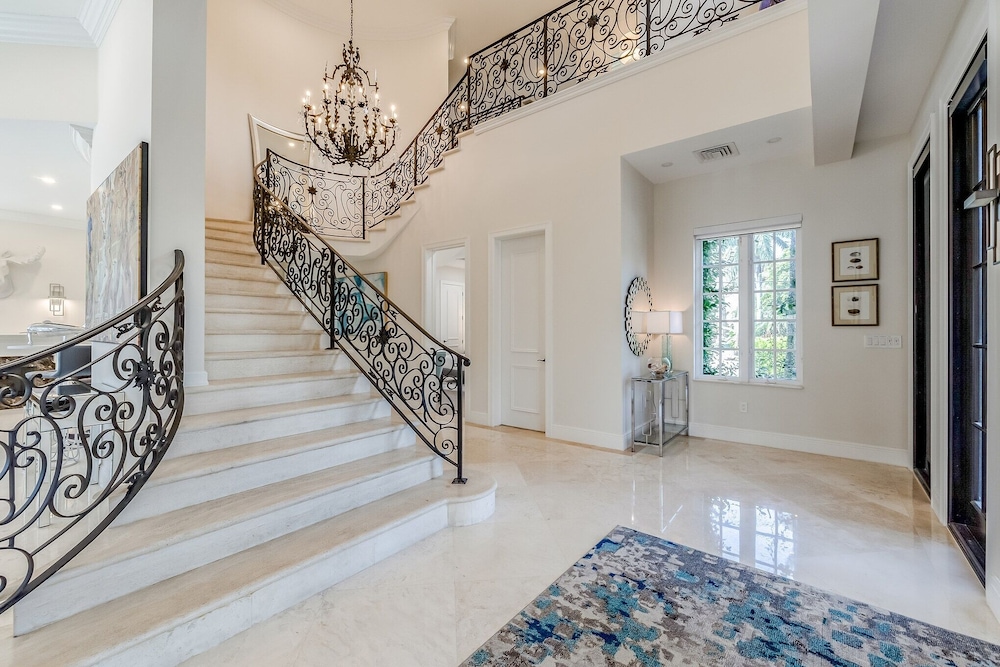 Casa Royale - Luxurious Waterfront Living 7 Bedroom Home by RedAwning - Image 2