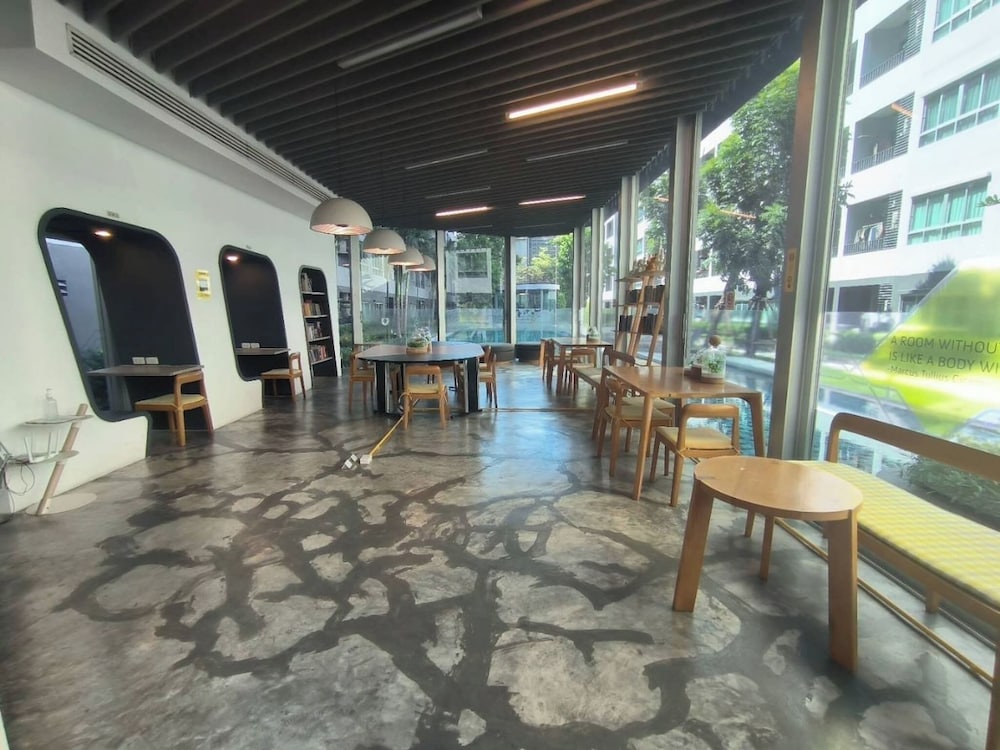 Modern Bangkok Apartment With Pool & Fitness