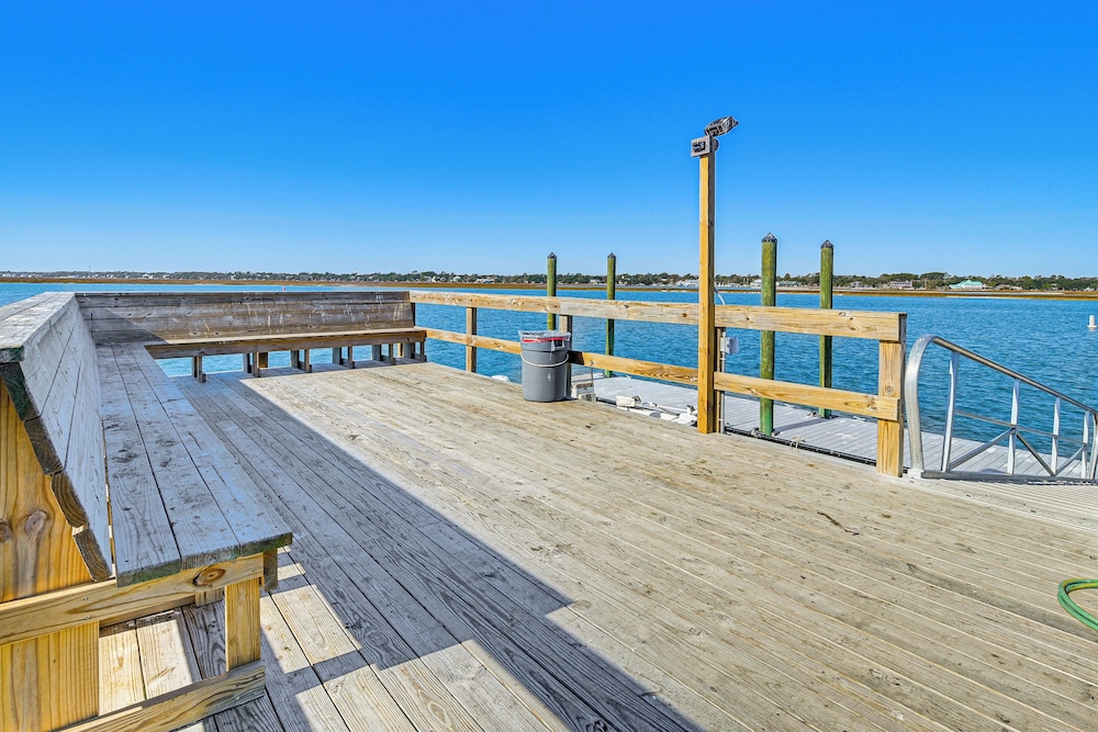 Waterfront Gem w/ Balcony in Garden City