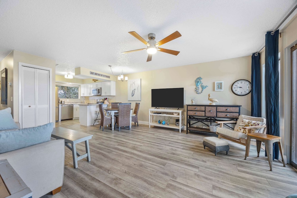 Treetop Beach Condo Sleeps 7!