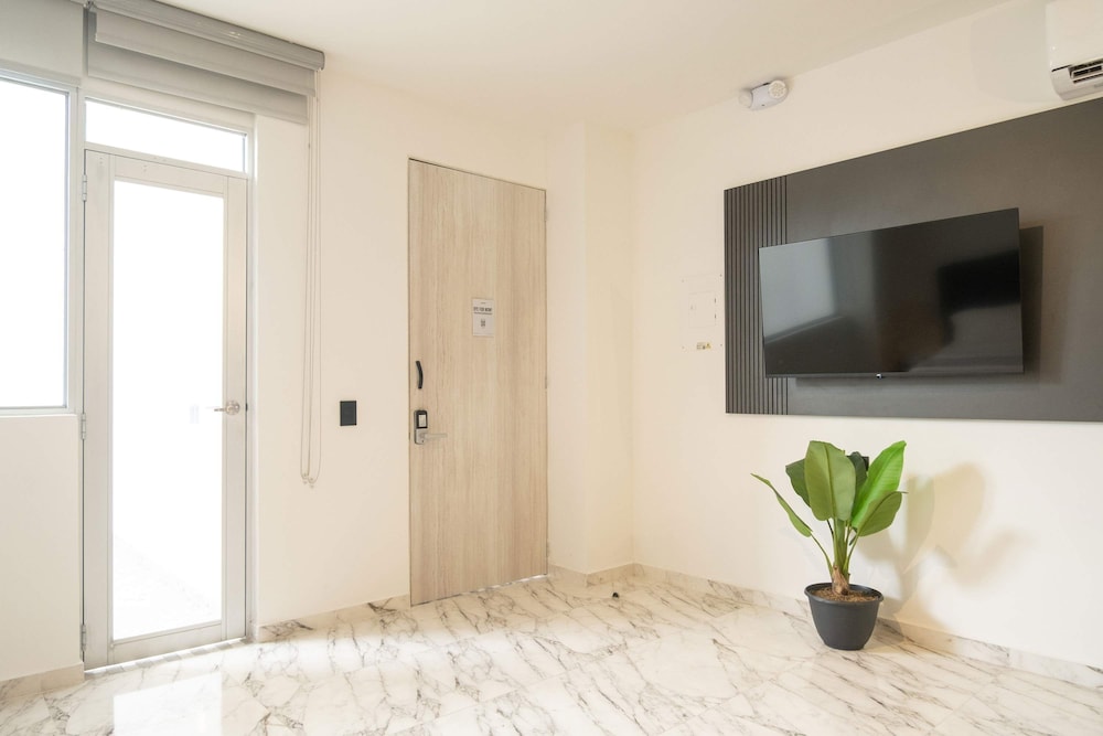 w Lovely 1BR w AC Near Ciudad Amurallada