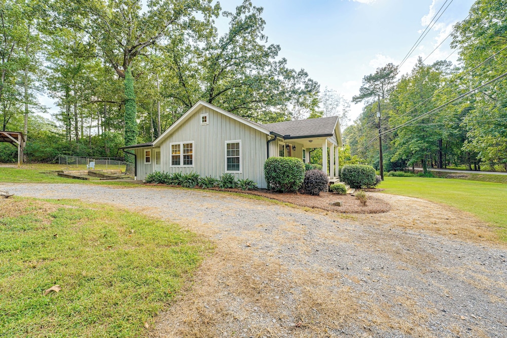 Peaceful Home w/ Porch & Yard, 5 Mi to Rome!