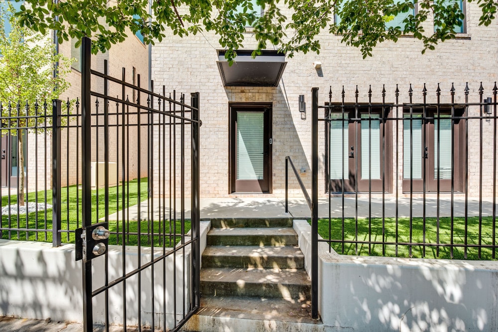 Modern Atlanta Home w/ Balcony: 2 Mi to Downtown! view 3