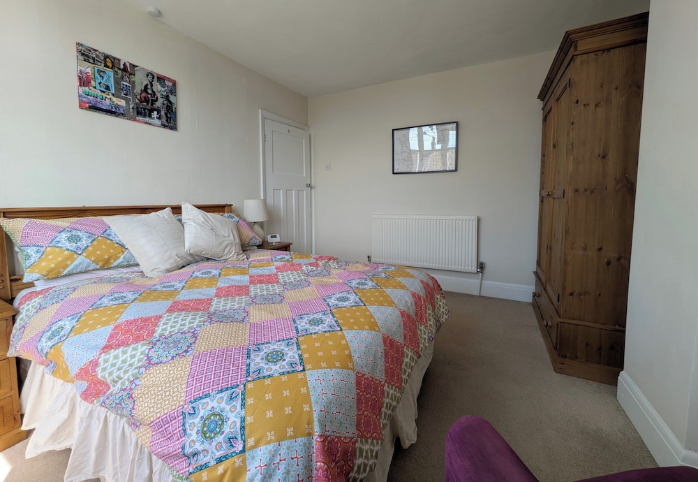 Cherry View House. 3-beds - Sleeps up to 8, Garden & Parking. Short Stays of all Types Welcome