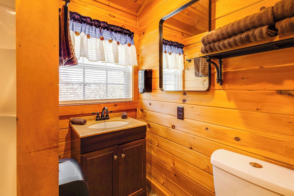 Patio, Fire Pit & Grill: Central Sevierville Cabin