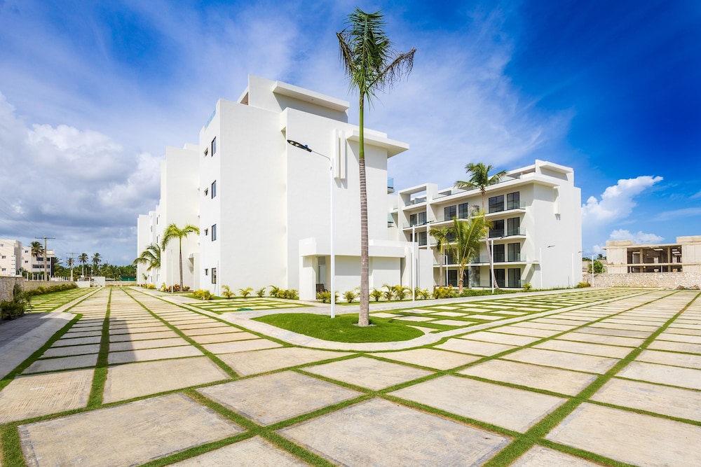2BR Oasis in Eden Tropical - BBQ Pool Near Beach