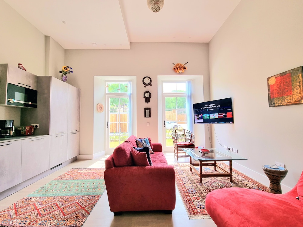 Unique Victorian Apartment in Edinburgh view 2