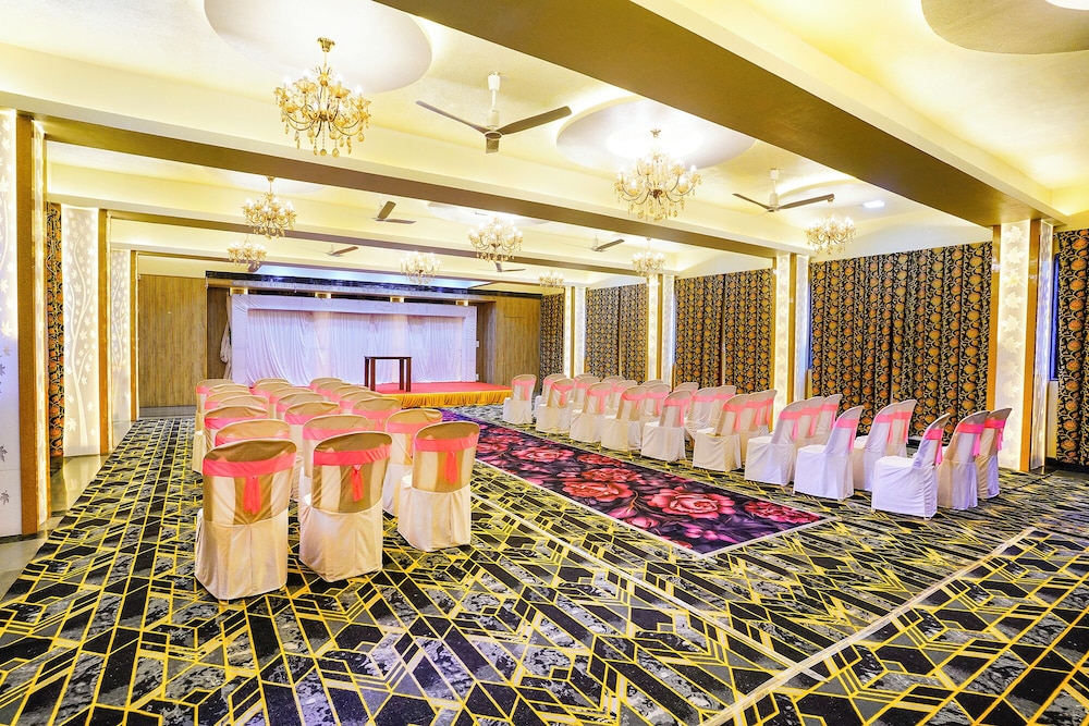 Fabhotel Sheen Residences
