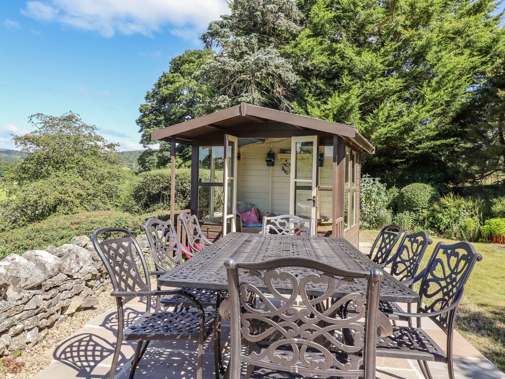 1 Bridge End & Garden