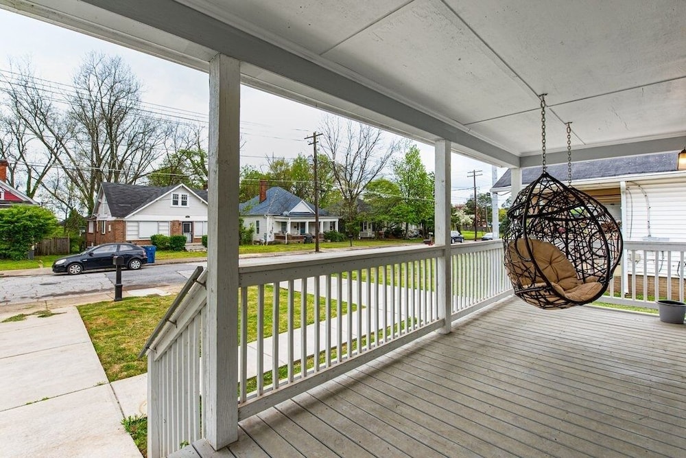 Spacious Family Retreat Near Airport 5 Bedroom Home