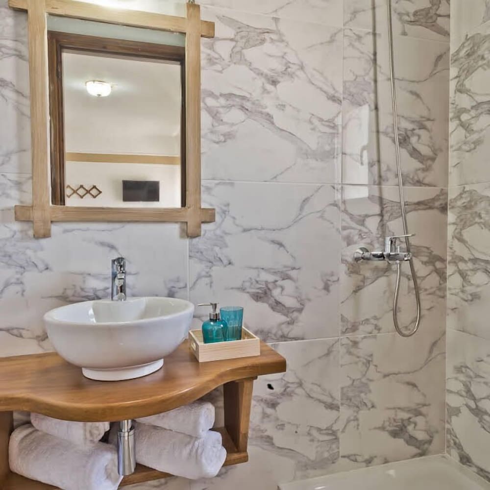 Philoxenia en Karpathos — bathroom