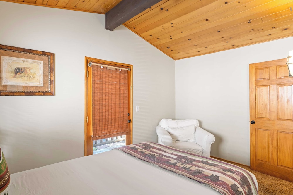 Lakeview Cabin w/ Game Room & Deck Near Ski Slopes & Trails Sleeps 20 Waterview by Avantstay
