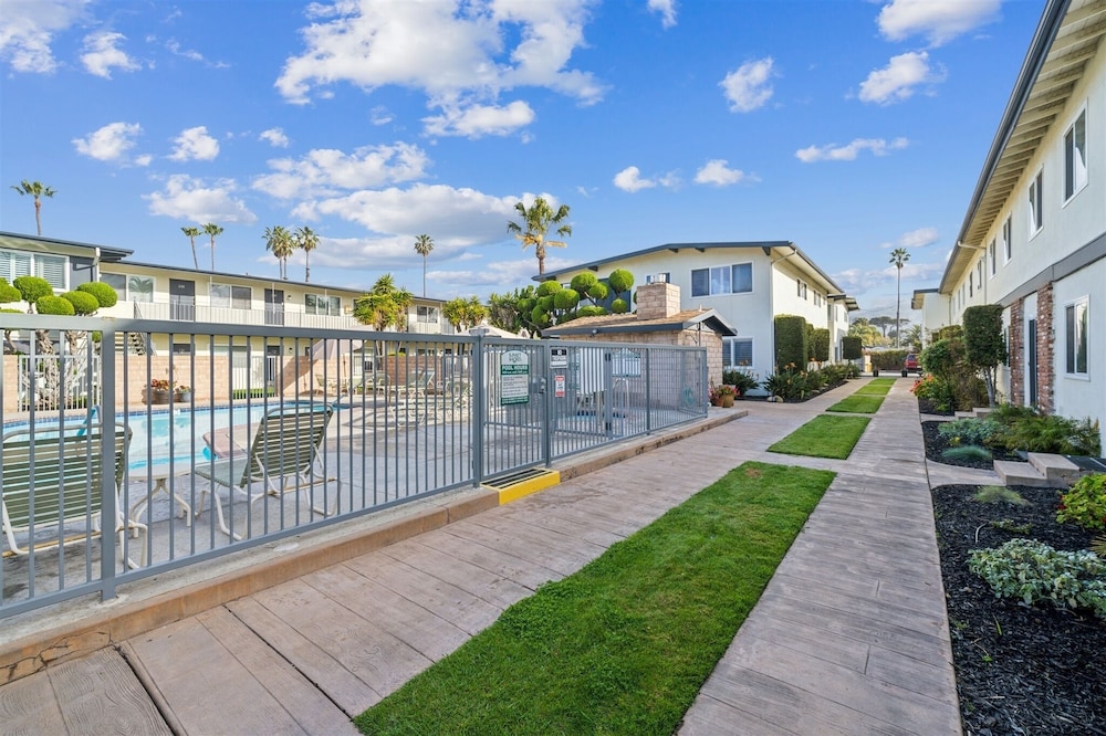 Beautiful 1 Bed Beach Balcony Condo #207 1 Bedroom Condo by Sunset Shores Condominiums
