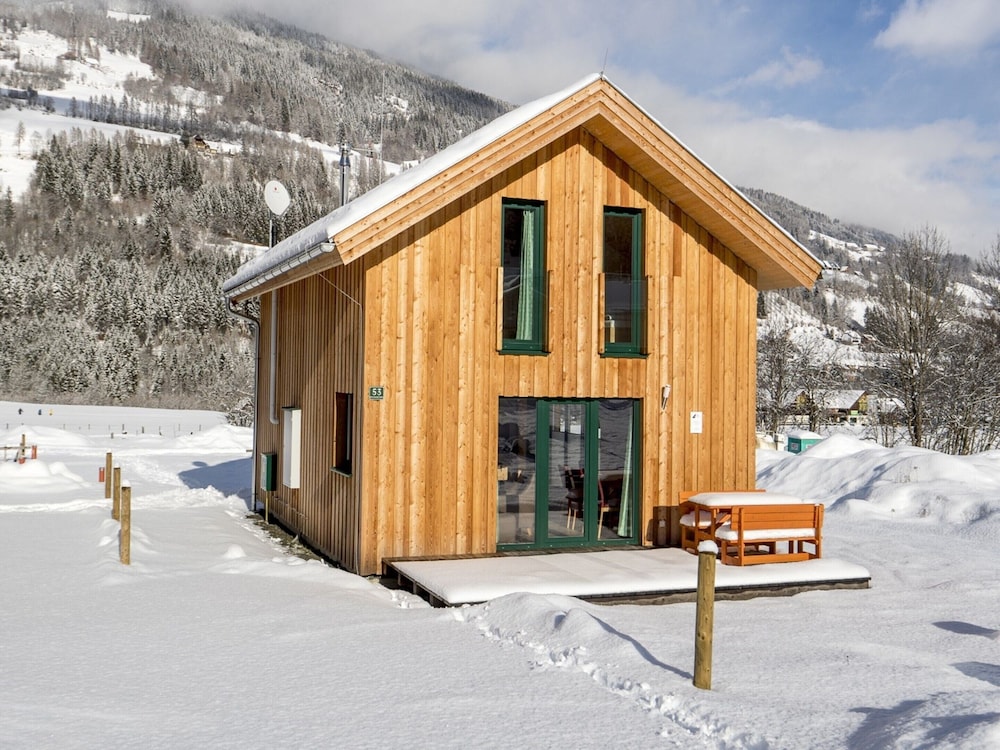 Lavish Chalet in Sankt Georgen With Jacuzzi