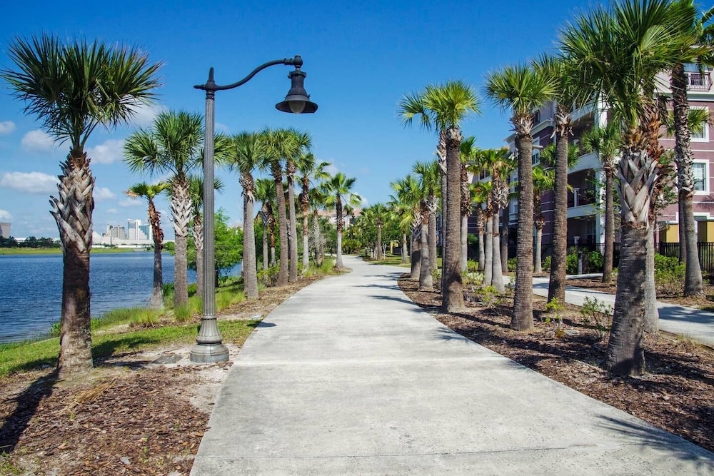 Roomy and Modern 3bd/2ba Home With Balcony #3vc201