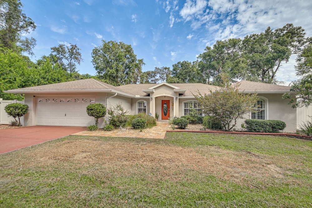 Dog-friendly Home, Lake Henderson Across Street!