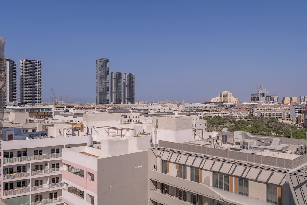Peaceful Studio Flat That Sleeps 2 in Jumeirah Village Circle