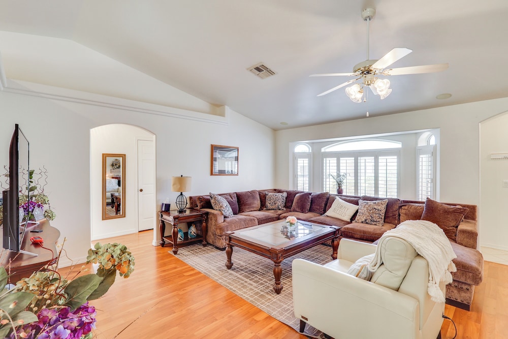 Kingman Family Home: Yard, Grill & Room to Relax!