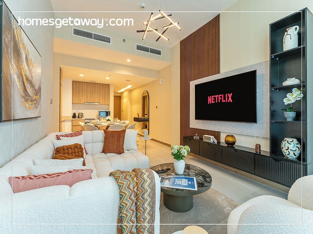 2BR Luxury with Stunning Lake View in Business Bay