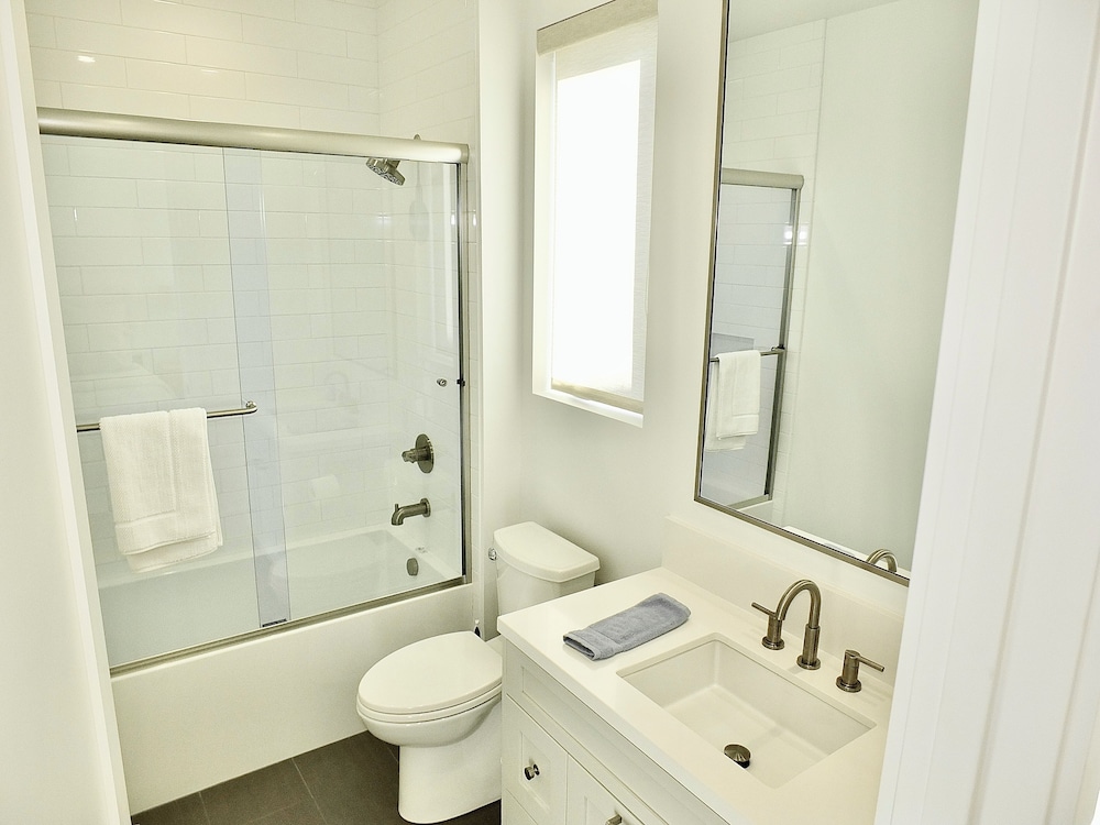 Beach Paradise Stunning 3-story in Long Beach!