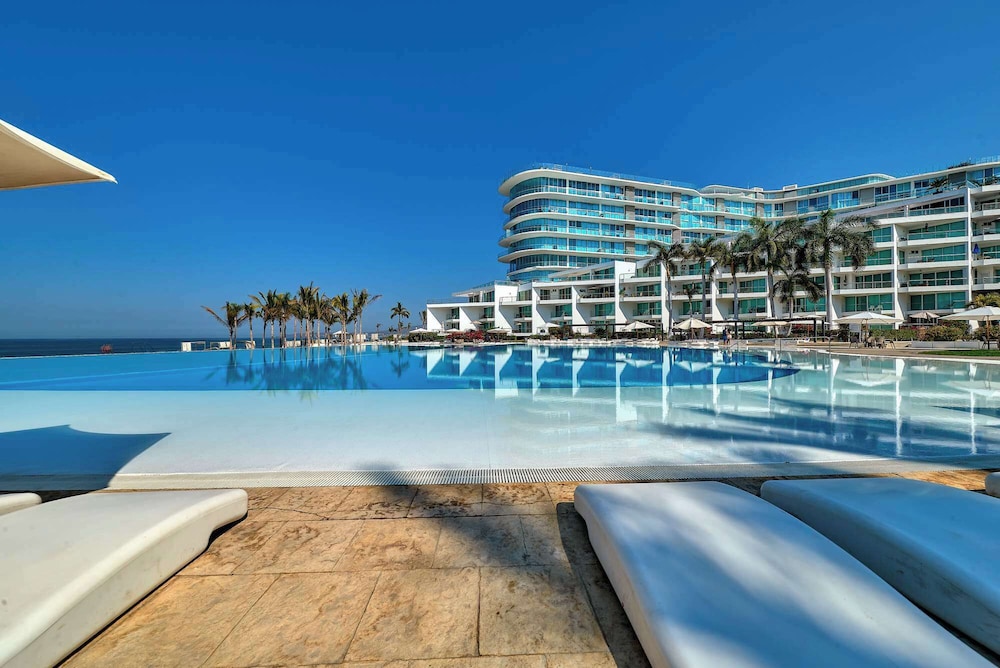 Beachfront Duplex With Multiple Pools - Beachclub