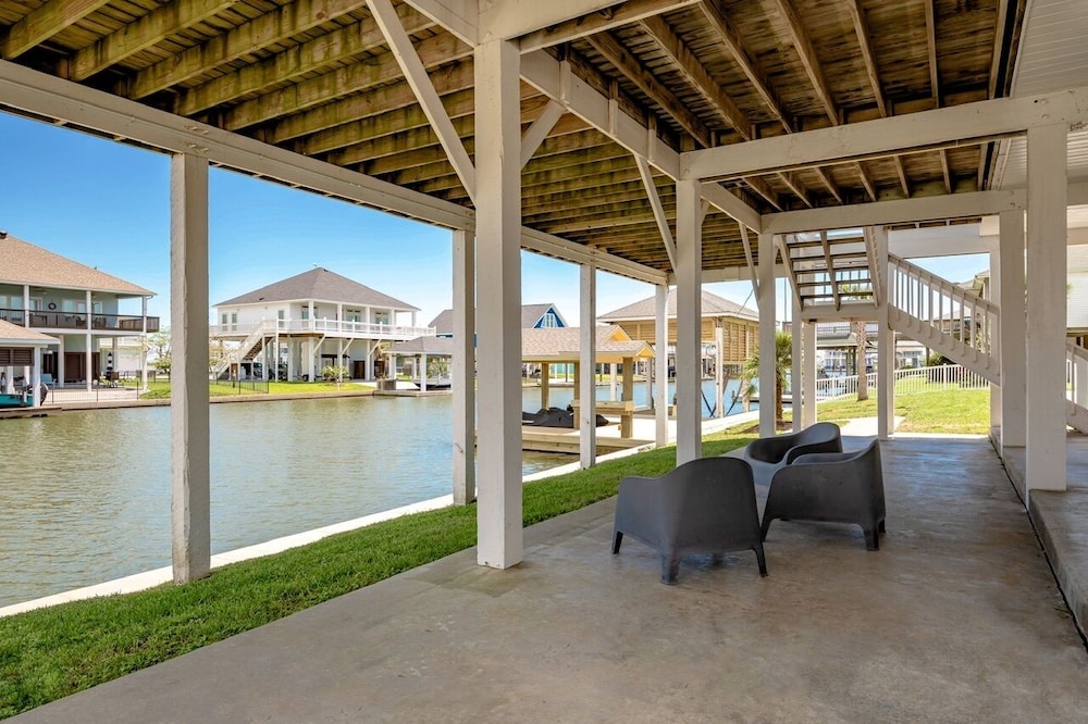 Bolivar Slam 3 Bedroom Home by RedAwning