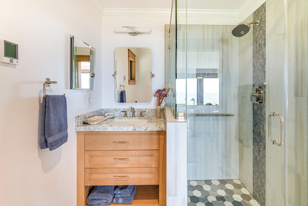 Walk to Beach: Luxury Oceanfront Escape in Caspar
