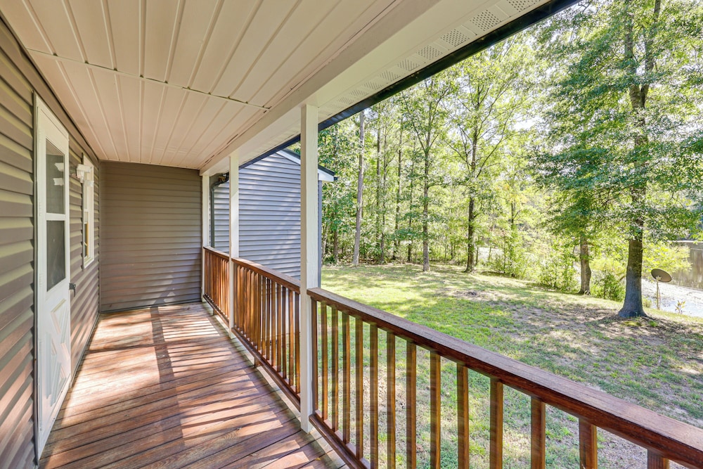 Waterfront Home w/ Deck & Yard, 4 Mi to Farmville!