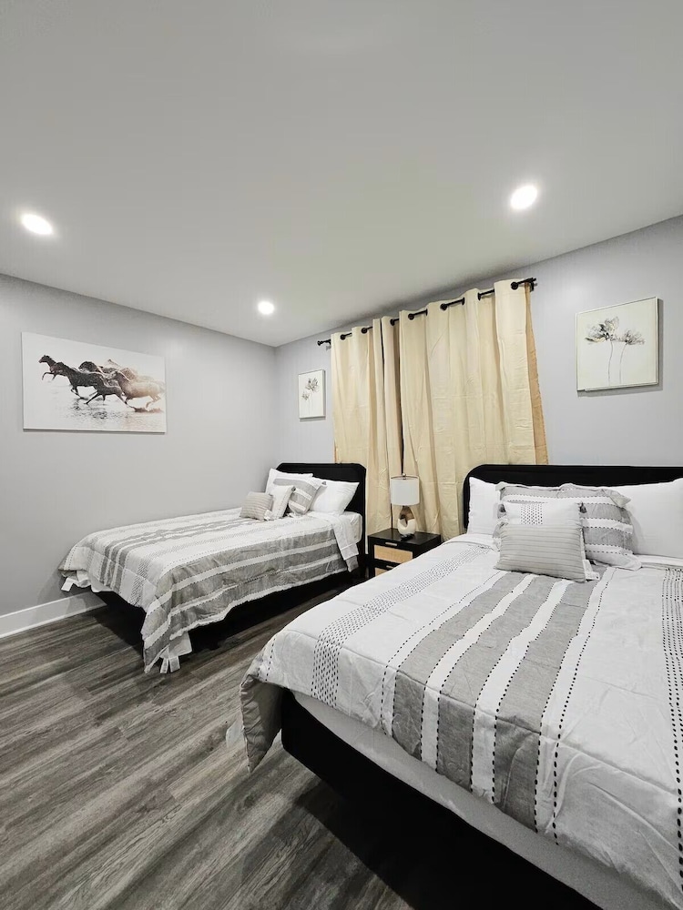 Cozy Home near City Center with Hot tub