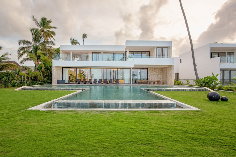 7-br Luxury Beachfront Paradise With Ocean Views