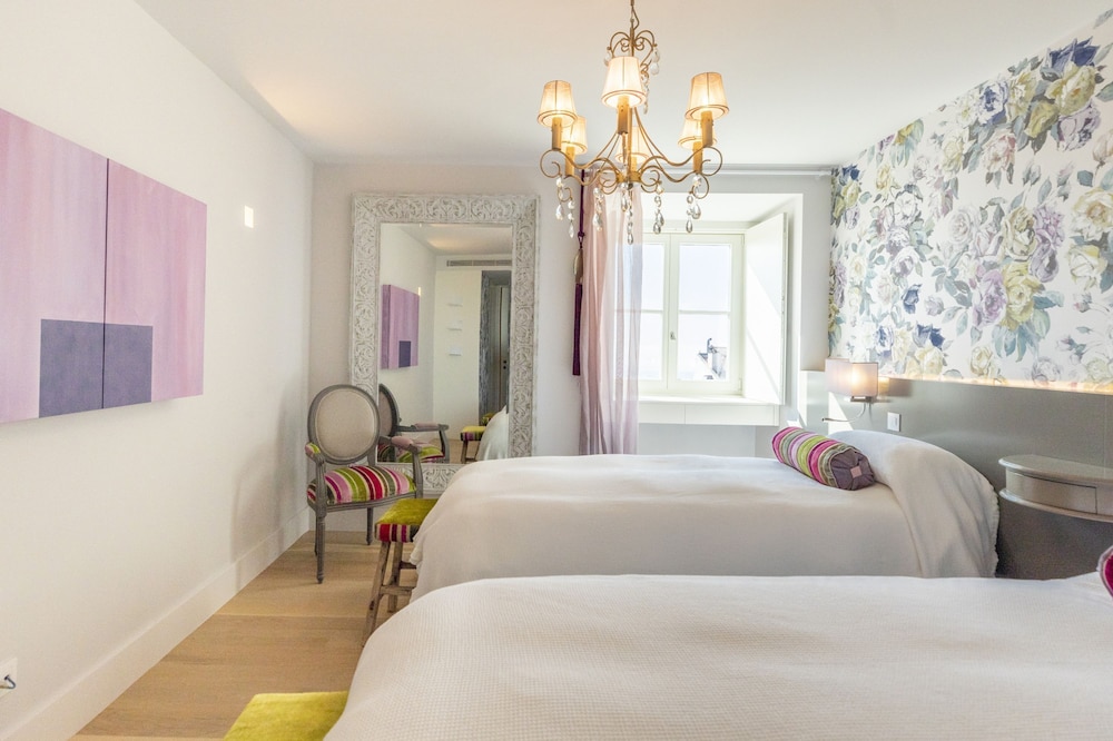 Chiado Rooftop Apartment by Cadenzalux