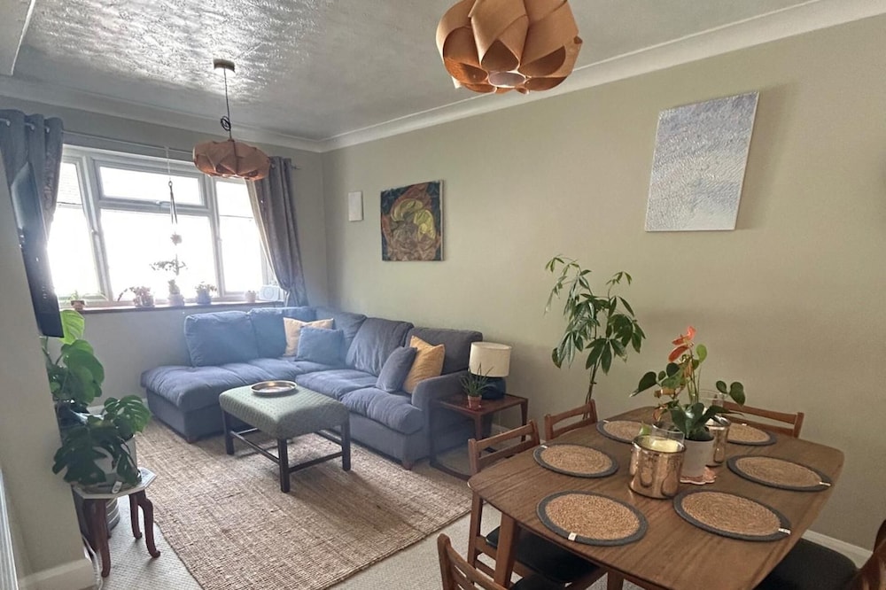 Homely 2-bed Apartment - Sleeps 3 & Parking