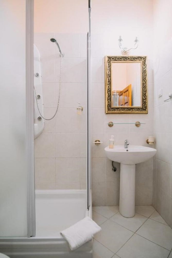 Amoret Apartments