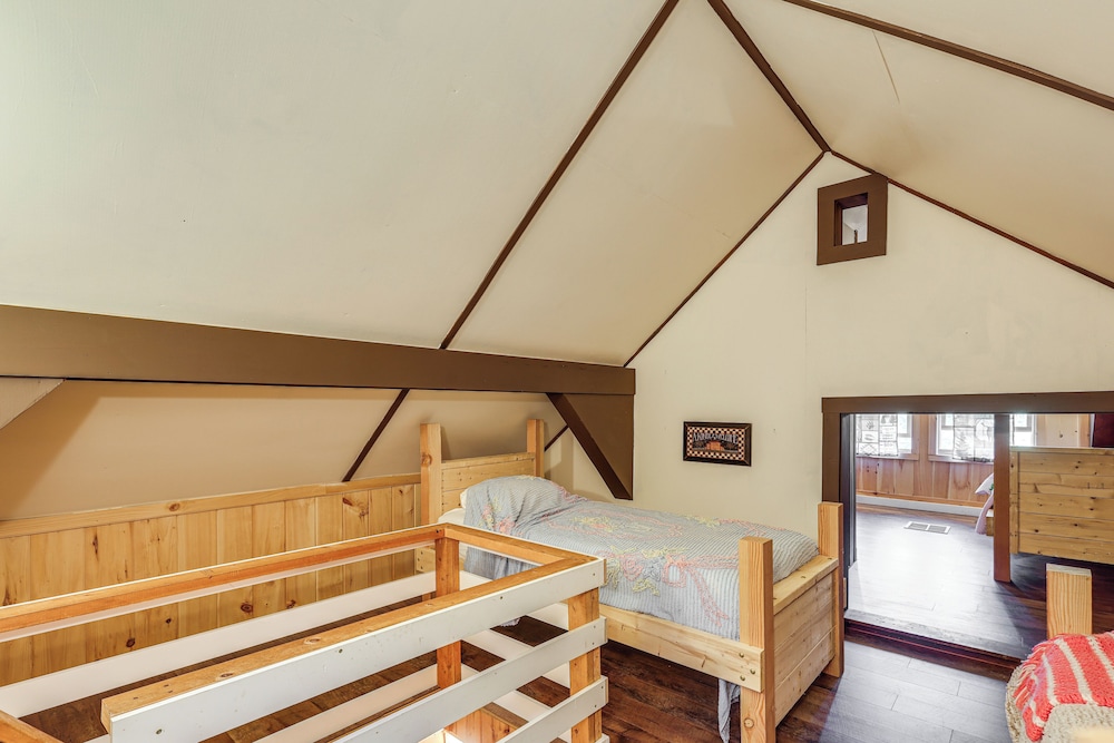 Hike, Raft, Ski & More: Cozy Cabin in Johnsburg!
