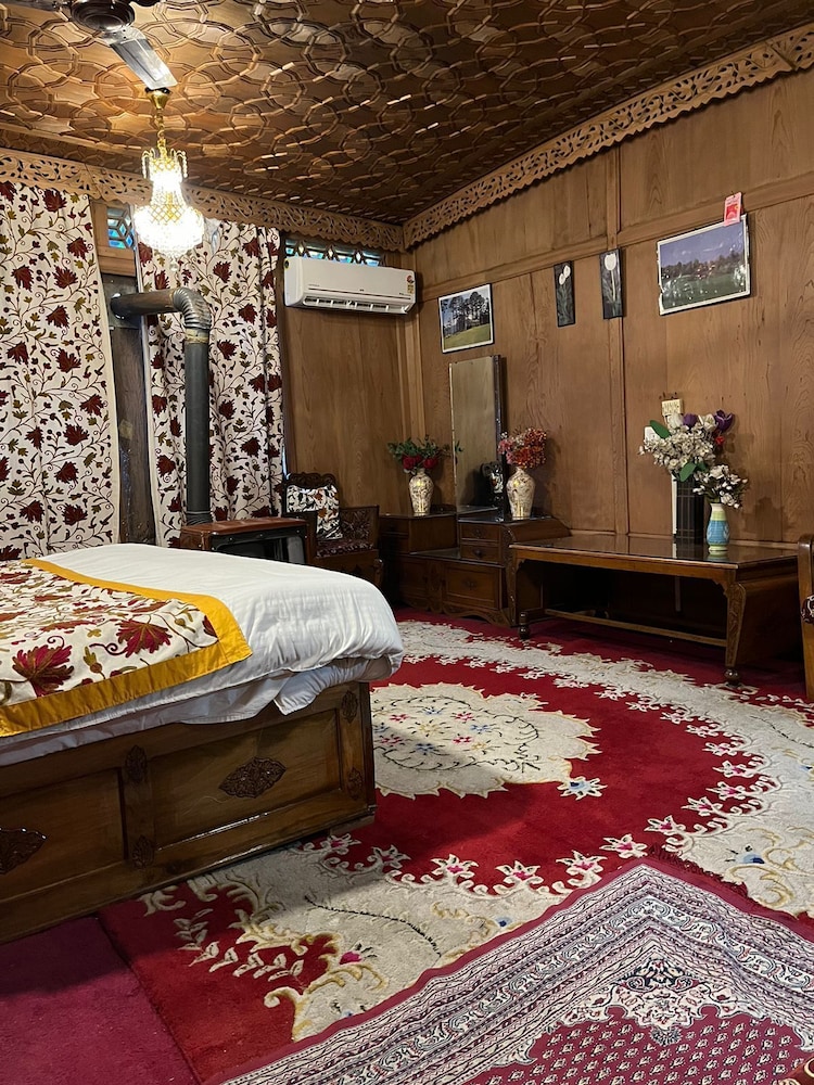 New Alzira Heritage Group of Houseboats