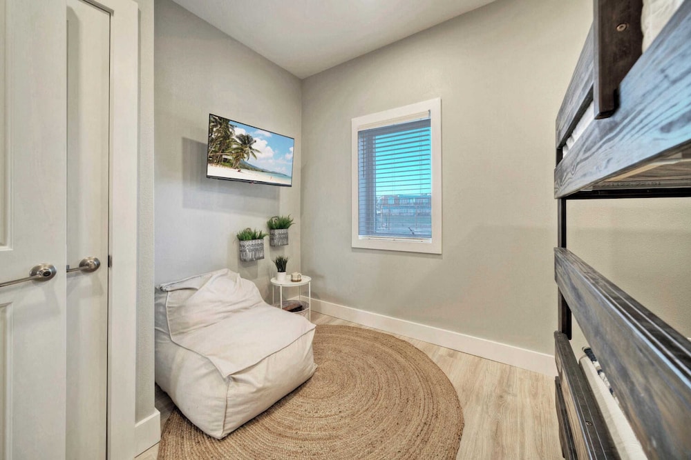 Sleeps 22 3 Condos in Beachfront Complex w/ Pool, Pickleball Island Retreat