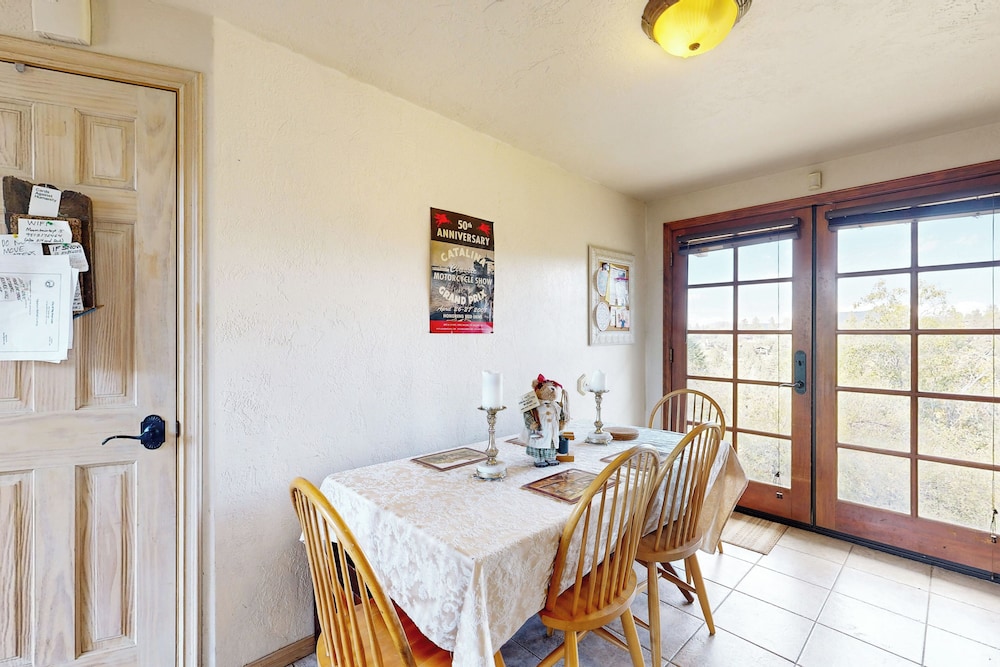 Mountain & Lake View Dog-friendly Retreat