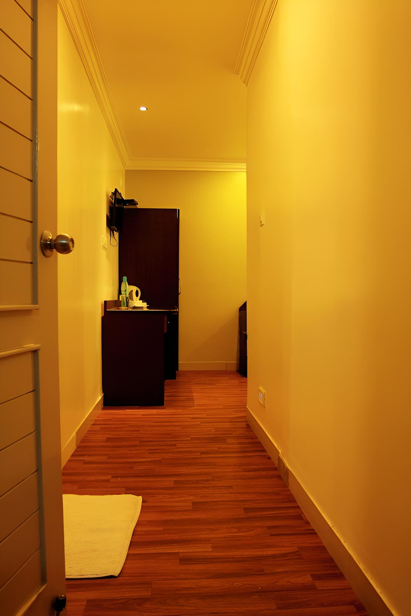 Hotel Mint Green Path