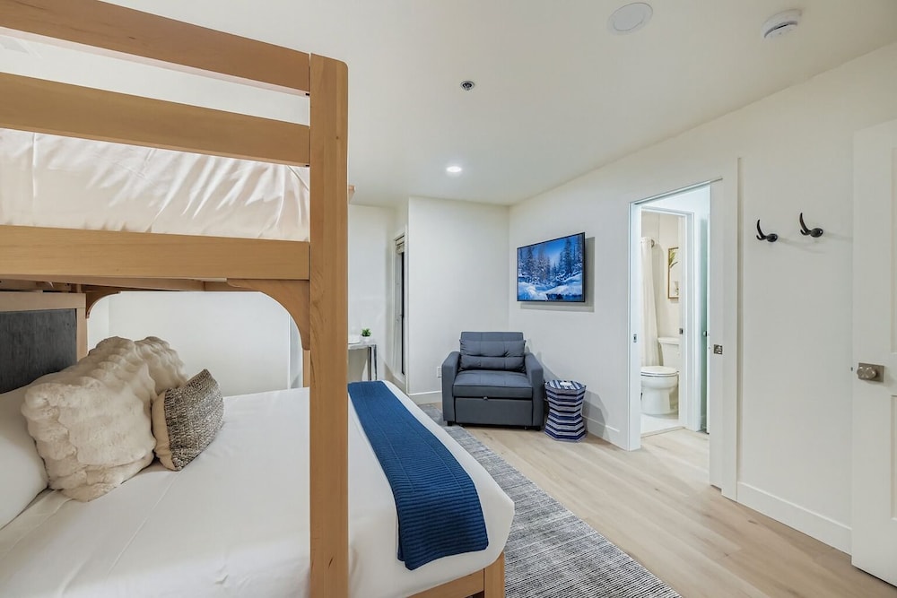 Woodside Avenue Retreat 1375 2 Bedroom Condo